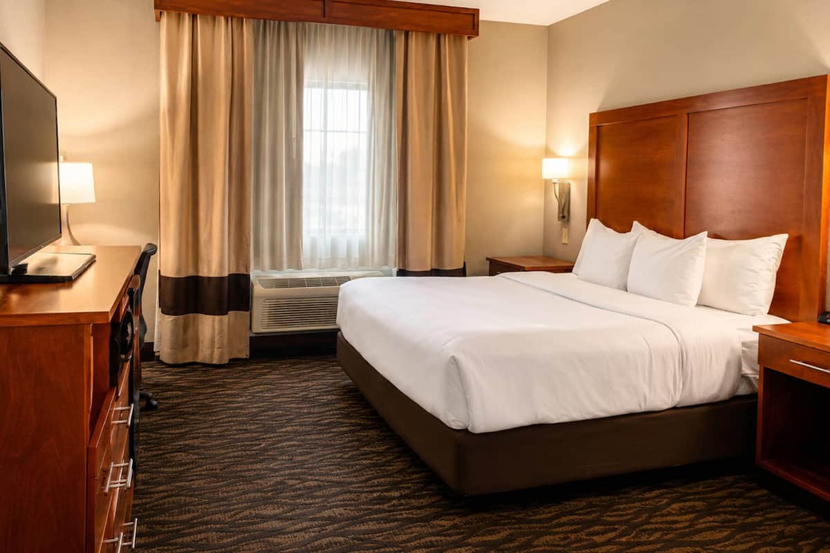Suite, 1 King Bed, Accessible, Non Smoking | Desk, blackout drapes, iron/ironing board, cribs (free)