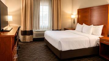 Suite, 1 cama King size, con acceso para personas discapacitadas, para no fumadores | Escritorio, cortinas blackout y tabla de planchar con plancha