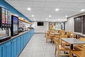 Free buffet breakfast - Country Inn & Suites by Radisson, Aiken South (Aiken)