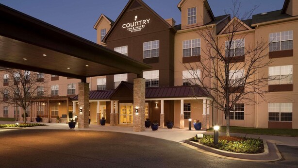 Un bâtiment Country Inn & Suites, doté d’une enseigne bien visible, de plusieurs entrées et d’un hall d’entrée bien éclairé.