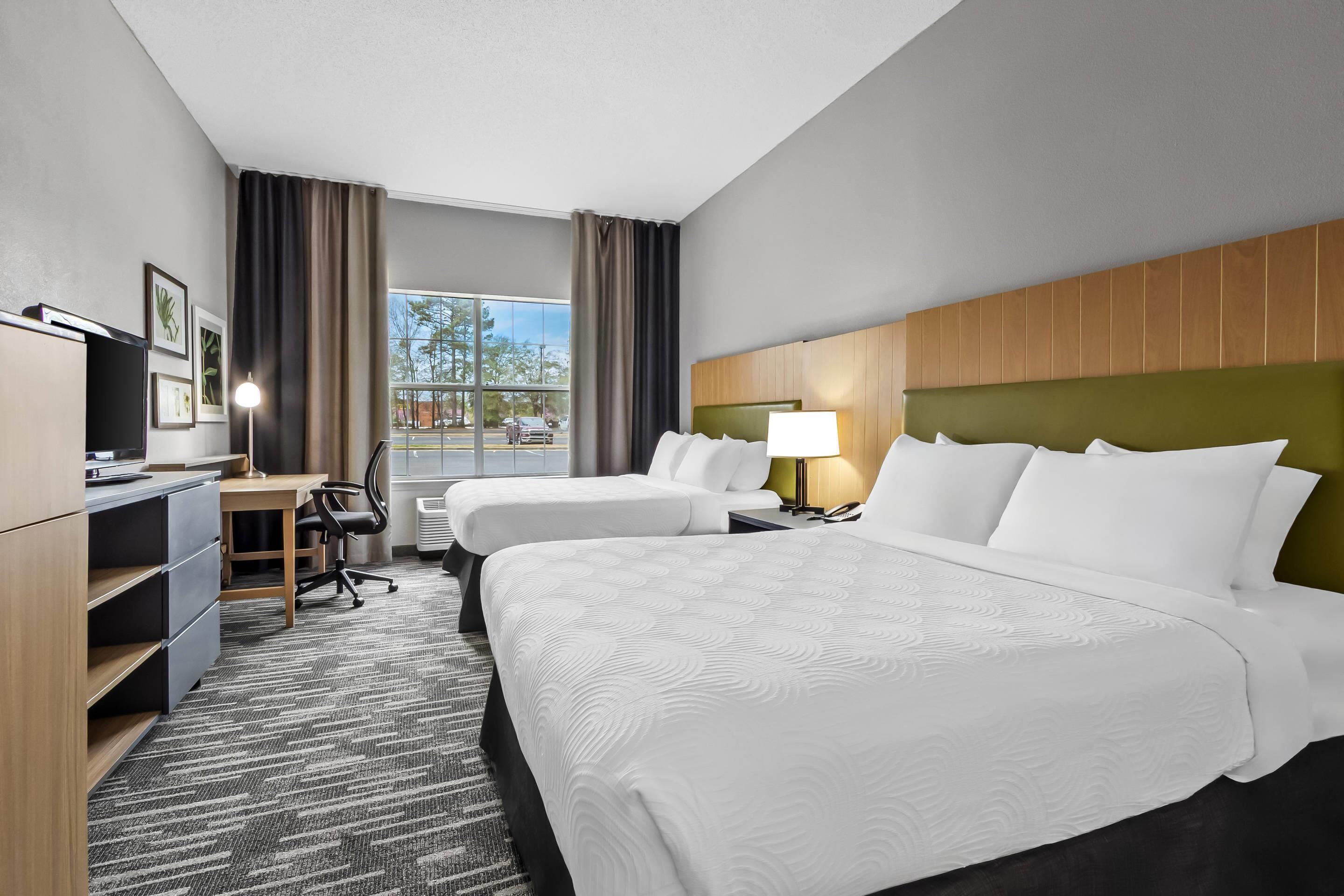 Room, 2 Katil Ratu (Queen), Non Smoking | Gebar bulu kapas, meja, seterika/papan seterika 