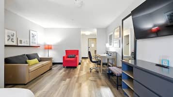 Studio Suite, 1 Tempat Tidur King, Bebas Asap Rokok | 1 kamar tidur, meja kerja, tirai kedap cahaya, dan setrika/meja setrika