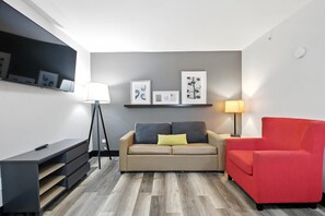 مكتب وستائر تعتيم ومكواة/لوح كي وواي فاي مجانًا