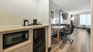 开间套房, 1 张特大床, 无烟房 | 办公桌、遮光窗帘、熨斗/熨衣板、免费 WiFi