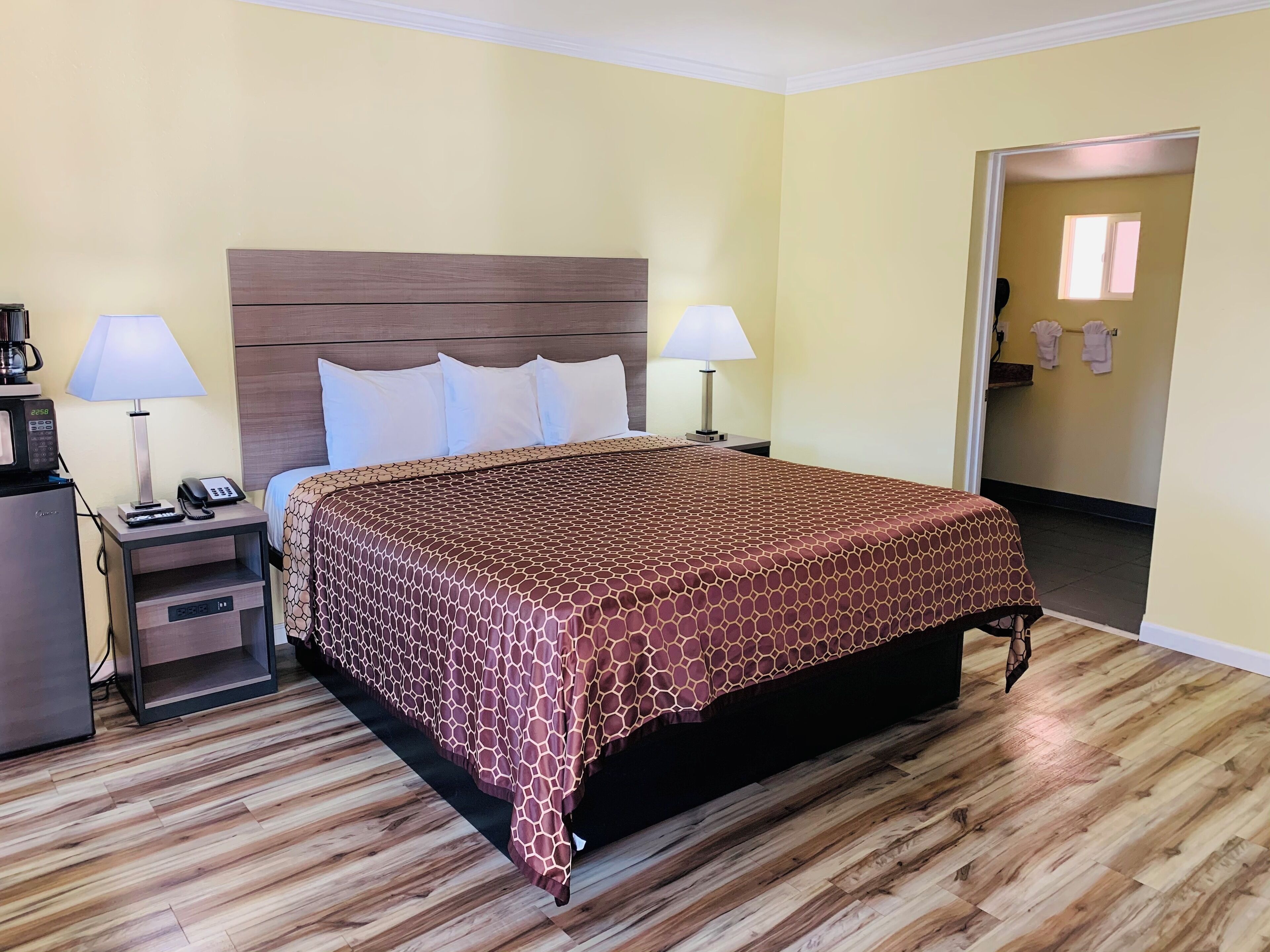 Standardrum - 1 kingsize-säng - icke-rökare (No Pets) | Strykjärn/strykbräda och sängkläder