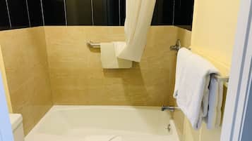 Habitación estándar, 2 camas Queen size, para no fumadores (No Pets) | Tabla de planchar con plancha y ropa de cama