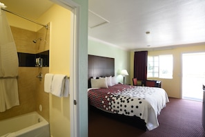 Combined shower/bathtub, hair dryer - Morro Bay Beach Inn (Morro Bay)