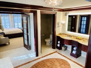 Presidential Suite, 1 King Bed | Bathroom | Designer toiletries, hair dryer, bathrobes, towels - Hilton President Kansas City (Kansas City)