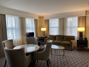 Room, Corner (Parlor) | Living area | 27-inch TV with cable channels, pay movies, MP3 dock - Hilton President Kansas City (Kansas City)