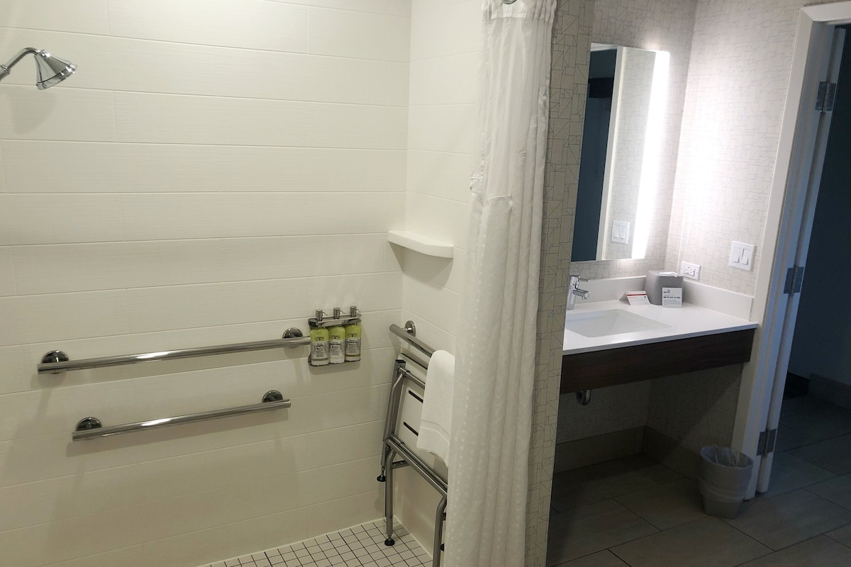 Habitación, 1 cama King size, regadera para personas con discapacidad (Mobility Accessible) | Baño | Amenidades de baño ecológicas, secadora de cabello, toallas, jabón