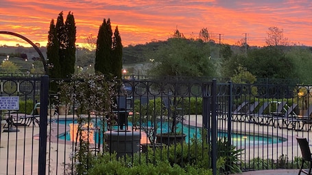 Una piscina al aire libre. Holiday Inn Express Hotel & Suites El Dorado Hills by IHG
