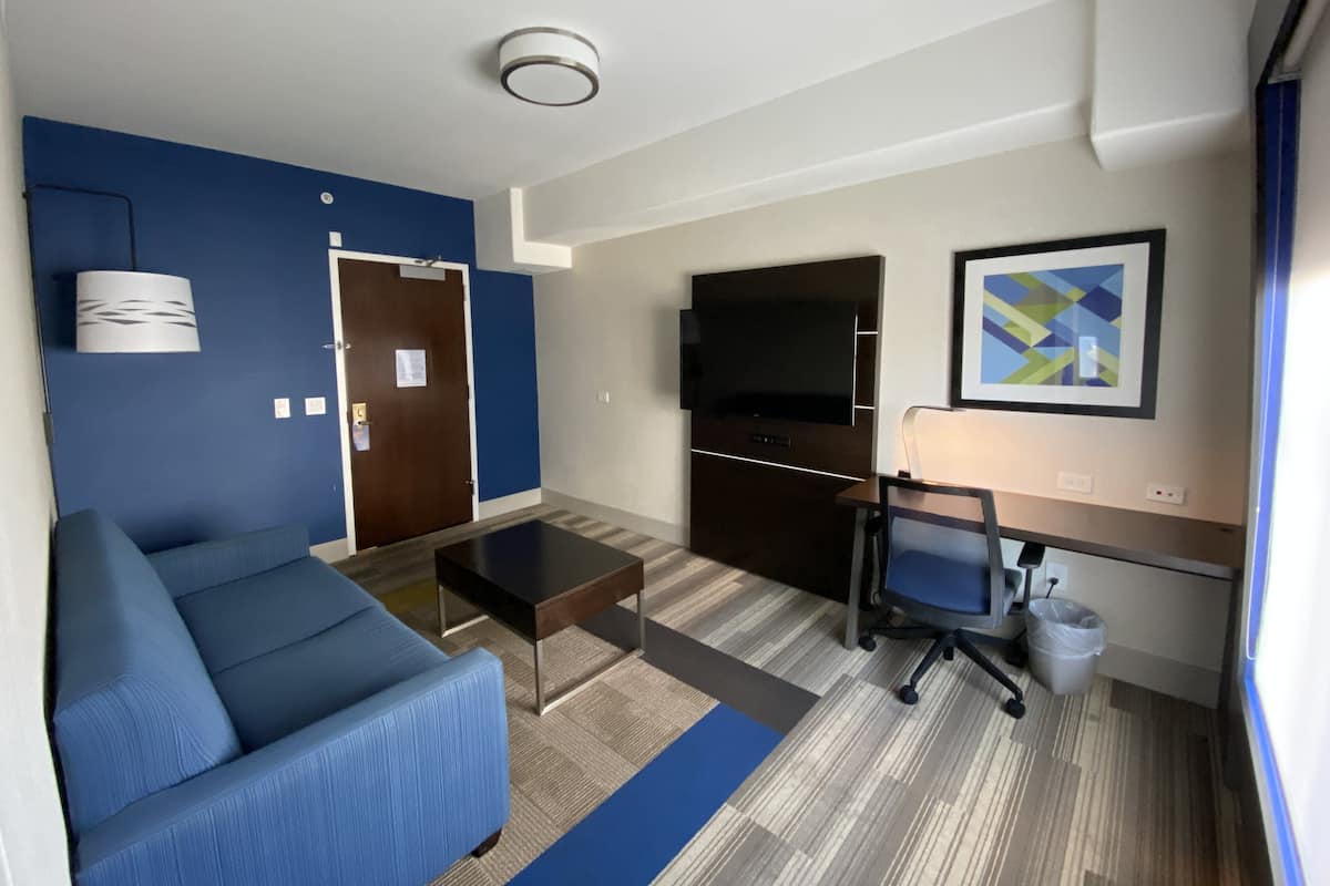 1 Schlafzimmer, Zimmersafe, Schreibtisch, laptopgeeigneter Arbeitsplatz