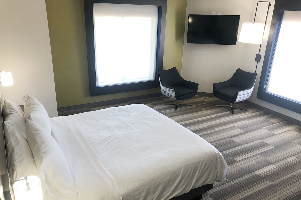Suite, 1 habitación, vista al lago, en esquina | Caja de seguridad en la habitación y escritorio
