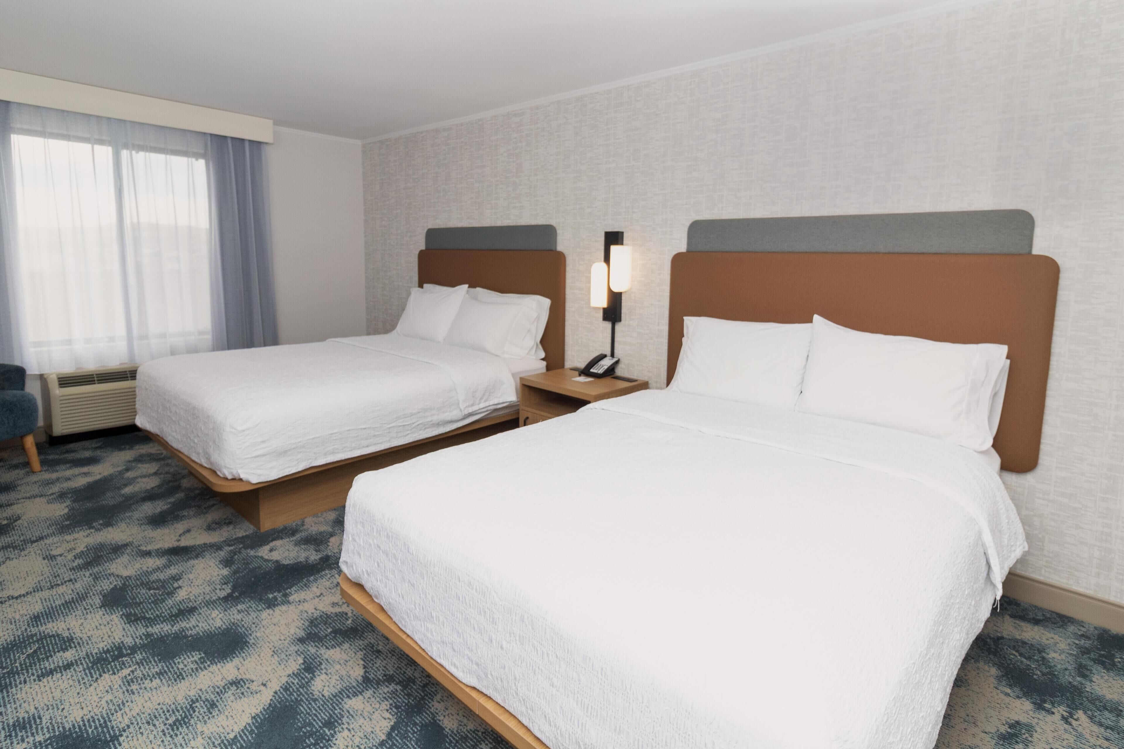 Quarto, 2 camas Queen, para não fumantes | Escrivaninha, ferros/tábuas de passar roupa, berços grátis