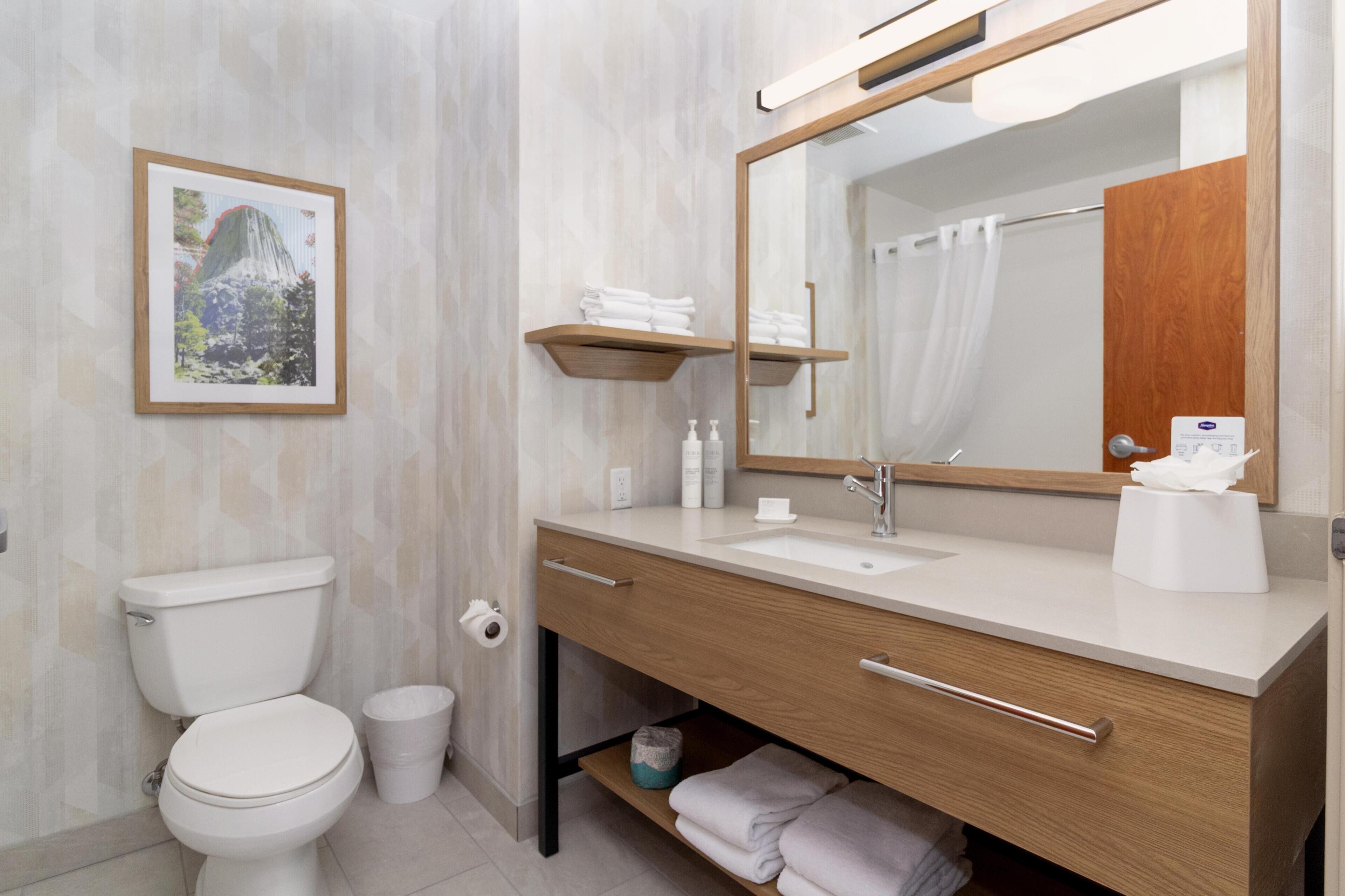 Habitación, 2 camas de matrimonio, no fumadores | Baño | Artículos de higiene personal gratuitos, secador de pelo y toallas