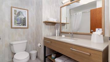 Habitación, 2 camas de matrimonio, no fumadores | Baño | Artículos de higiene personal gratuitos, secador de pelo y toallas