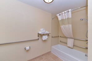 Produtos de toalete grátis, secador de cabelo, toalhas de banho 