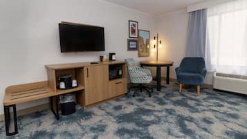 Estudio, 2 camas de matrimonio, accesible para personas con discapacidad (Mobility & Hearing) | Zona de estar | Una televisión