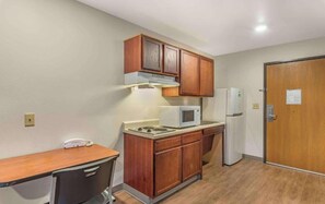 Full-size fridge, microwave, stovetop, freezer - Studio 6 Extended Stay Little Rock Southwest AR (Little Rock)