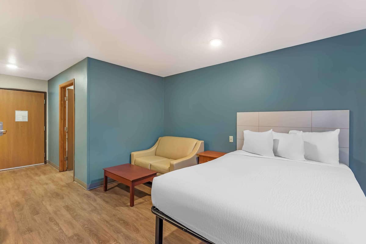 Desk, laptop workspace, free WiFi, bed sheets