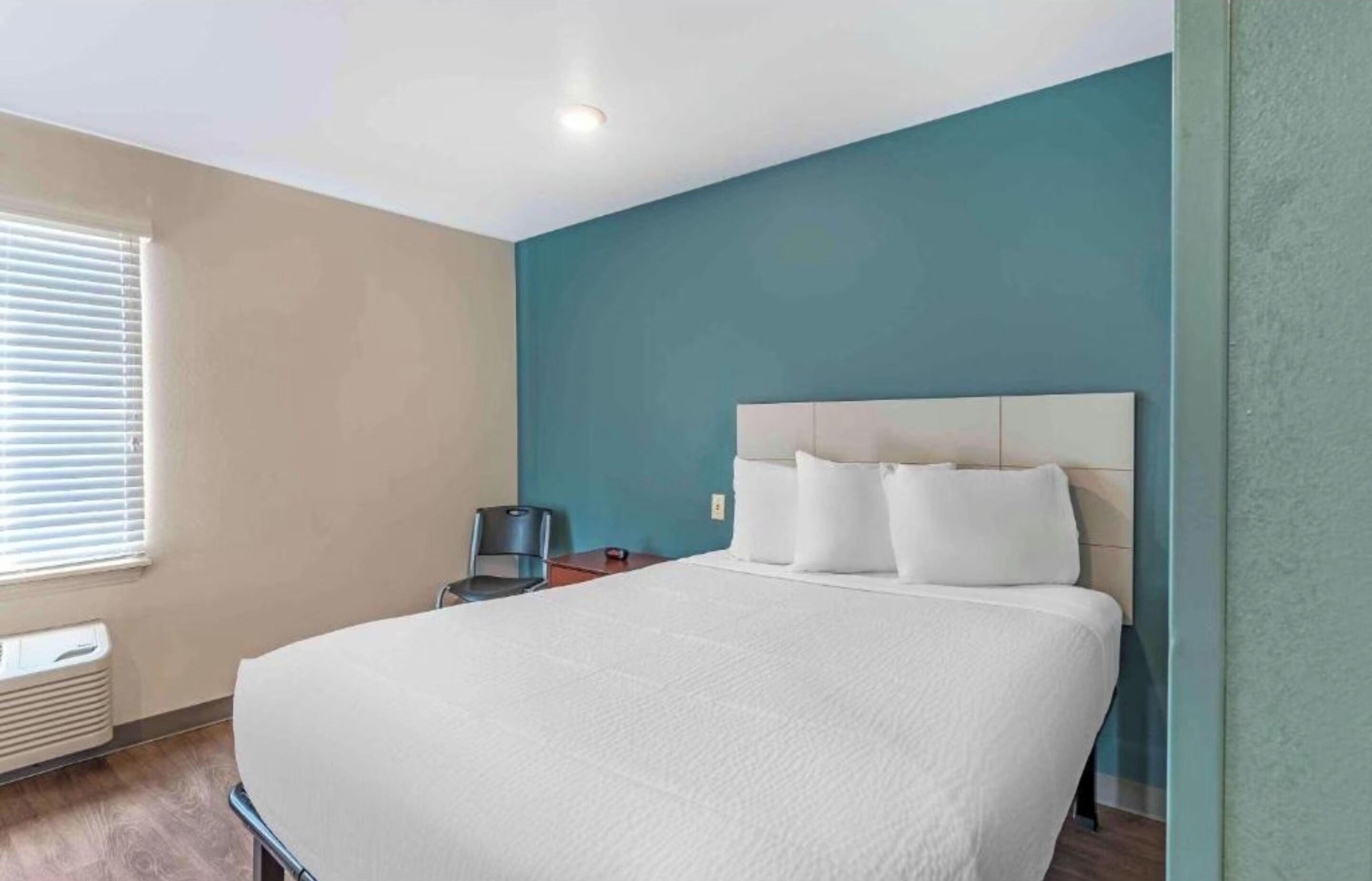 Desk, laptop workspace, free WiFi, bed sheets