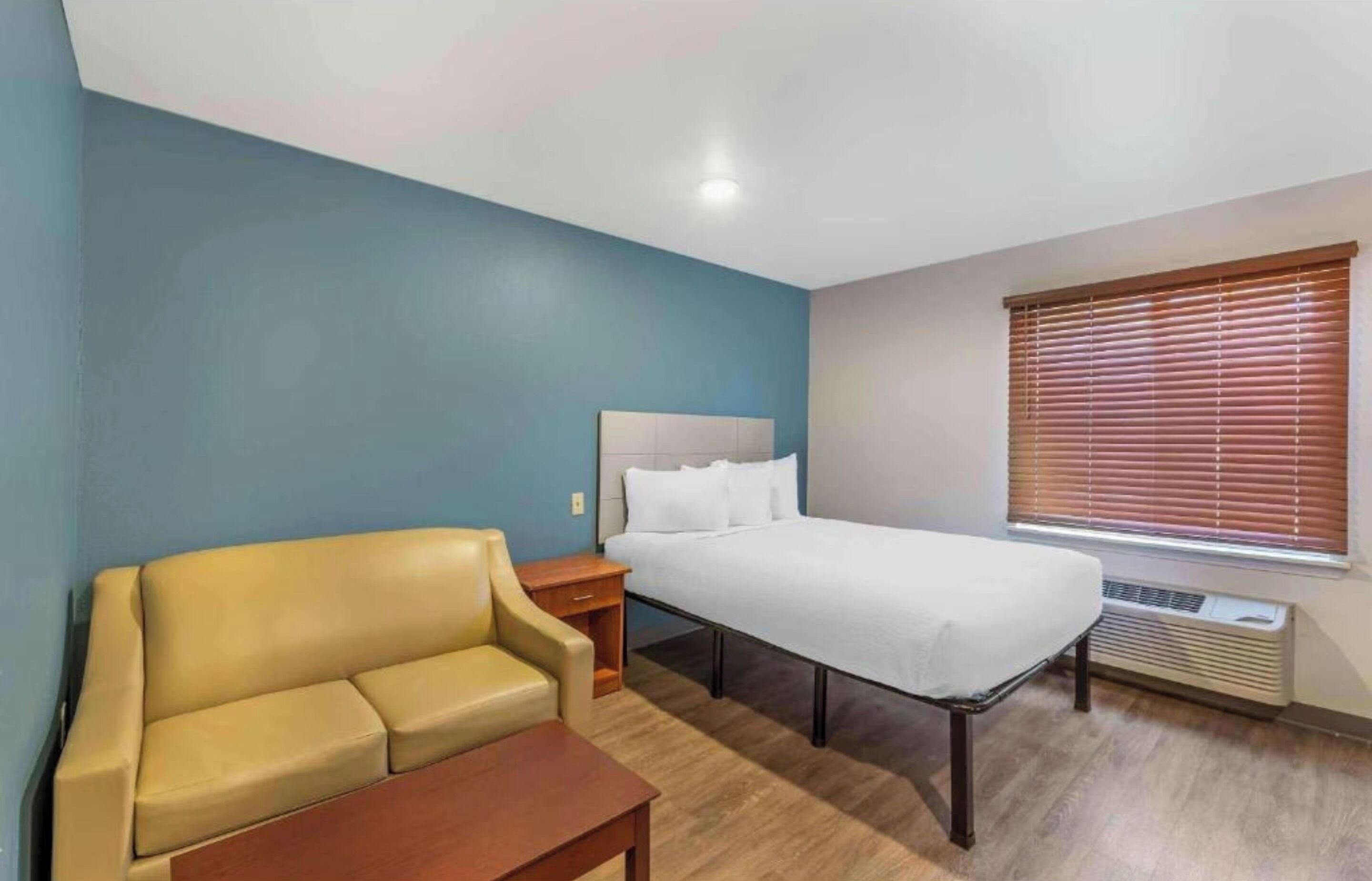 Desk, laptop workspace, free WiFi, bed sheets