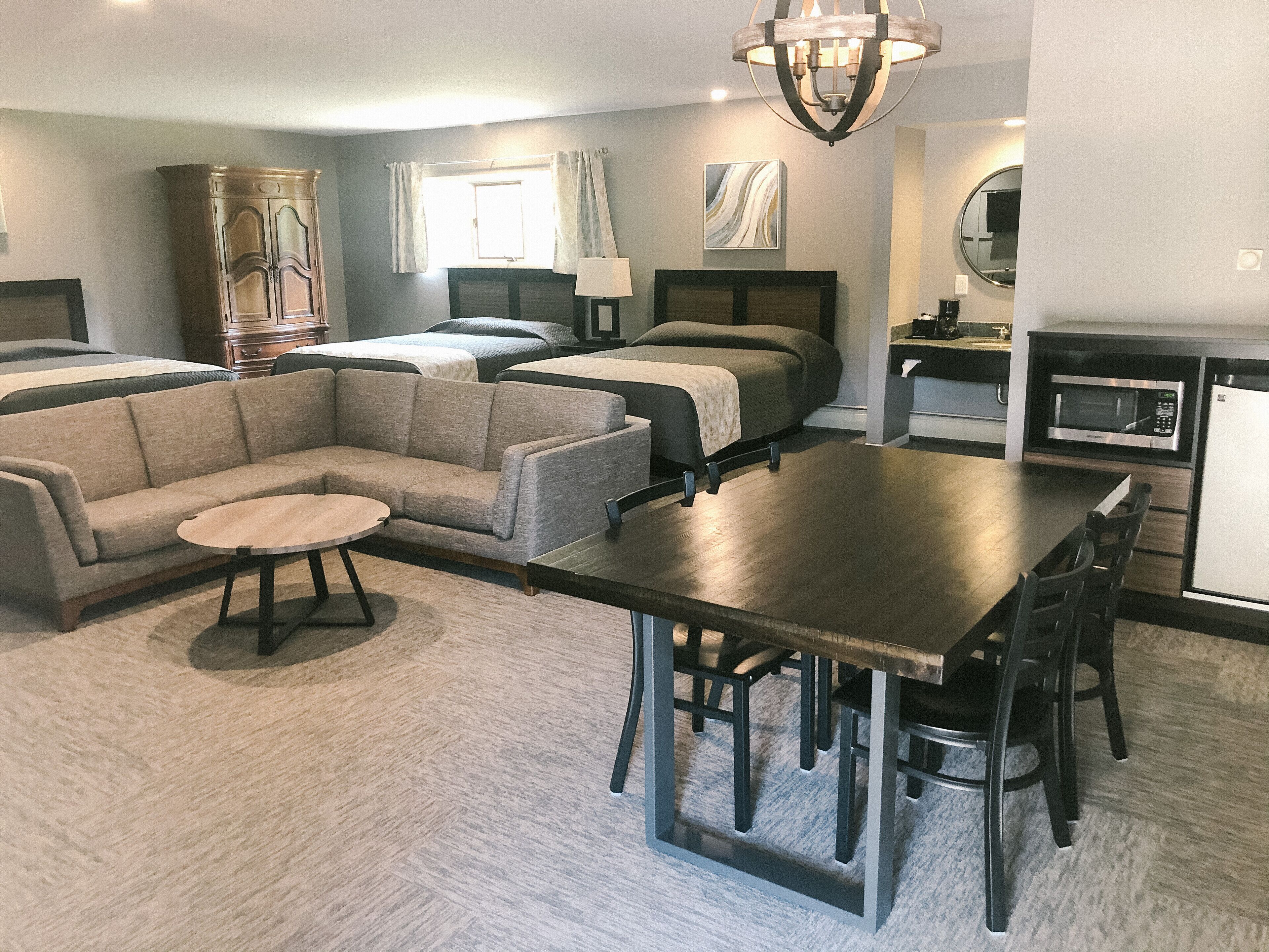 The Lodge, 4 Queen Beds | In-room dining