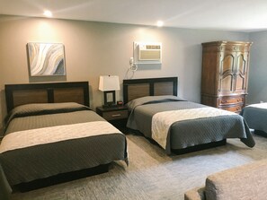 The Lodge, 4 Queen Beds