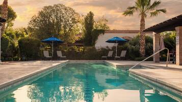 2 piscinas al aire libre, camas de piscina gratis, sombrillas