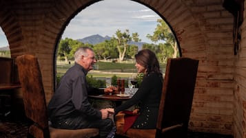 Déjeuner, dîner et souper servis sur place