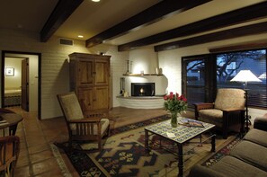 高档床上用品、客房内 保险箱、办公桌、熨斗/熨衣板