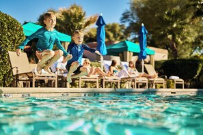 2 piscines extérieures, cabanons gratuits, parasols de plage