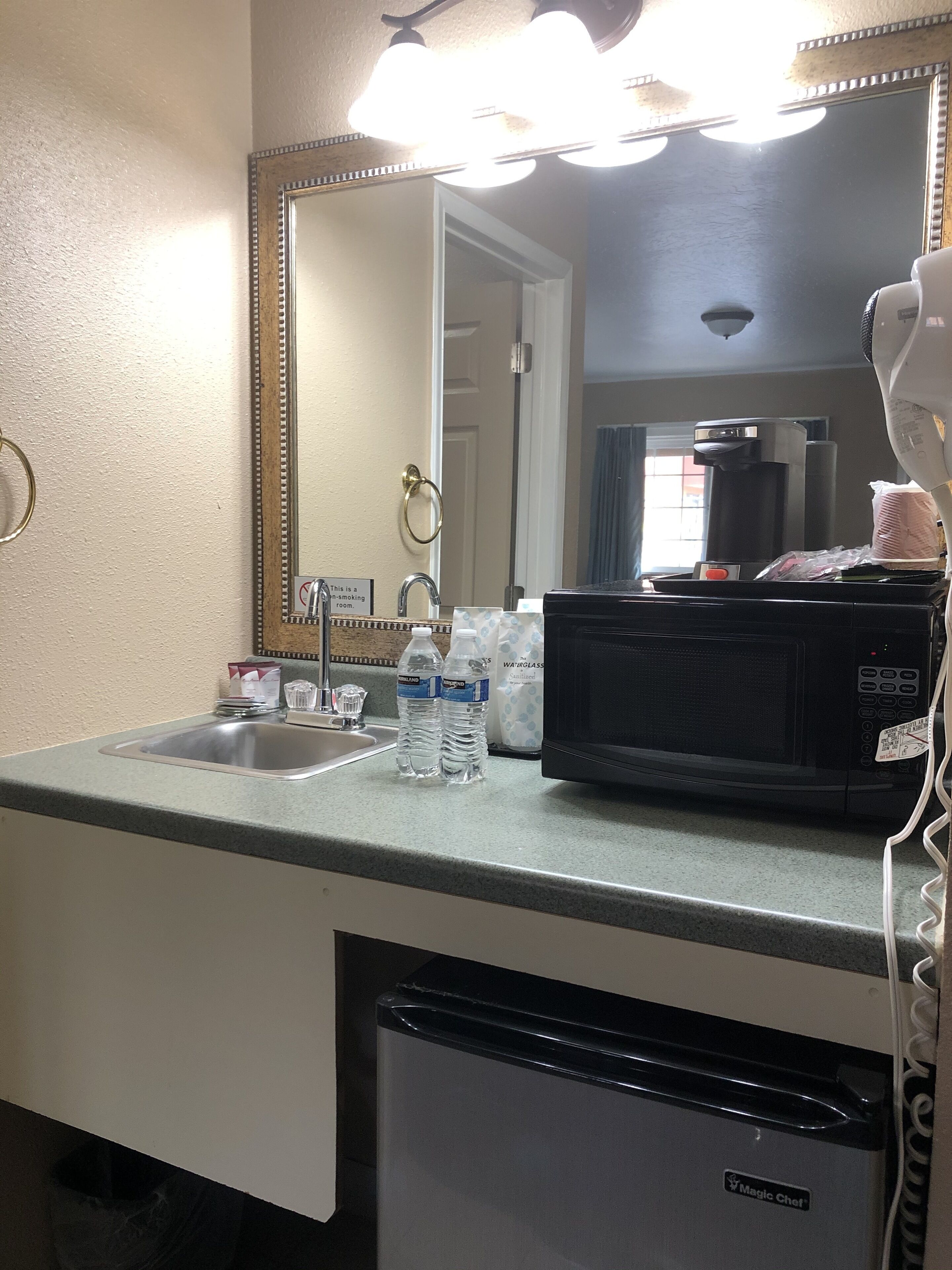 deluxe double room | private kitchenette | fridge, microwave, coffee/tea maker