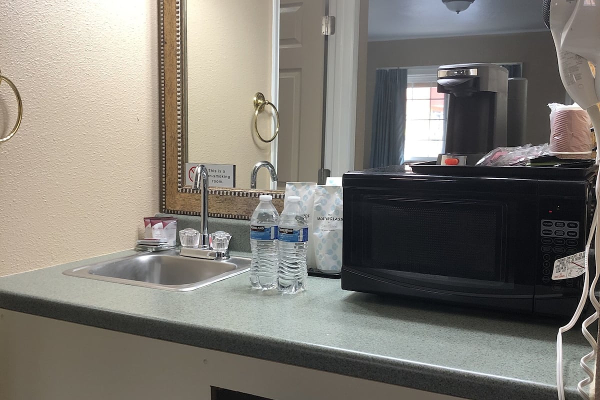 deluxe double room | private kitchenette | fridge, microwave, coffee/tea maker