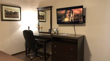 1 King Bed, Non-Smoking Room | Television