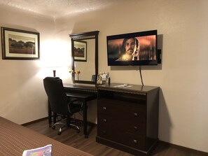 1 King Bed, Non-Smoking Room | Television