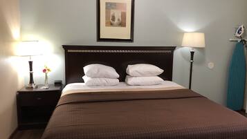 1 Queen bed, Non-Smoking Room | Egyptian cotton sheets, premium bedding, down comforters, desk