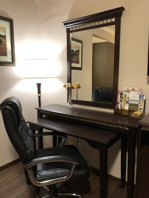 Egyptian cotton sheets, premium bedding, down comforters, desk - Valueinn Eugene - Airport  (Eugene)