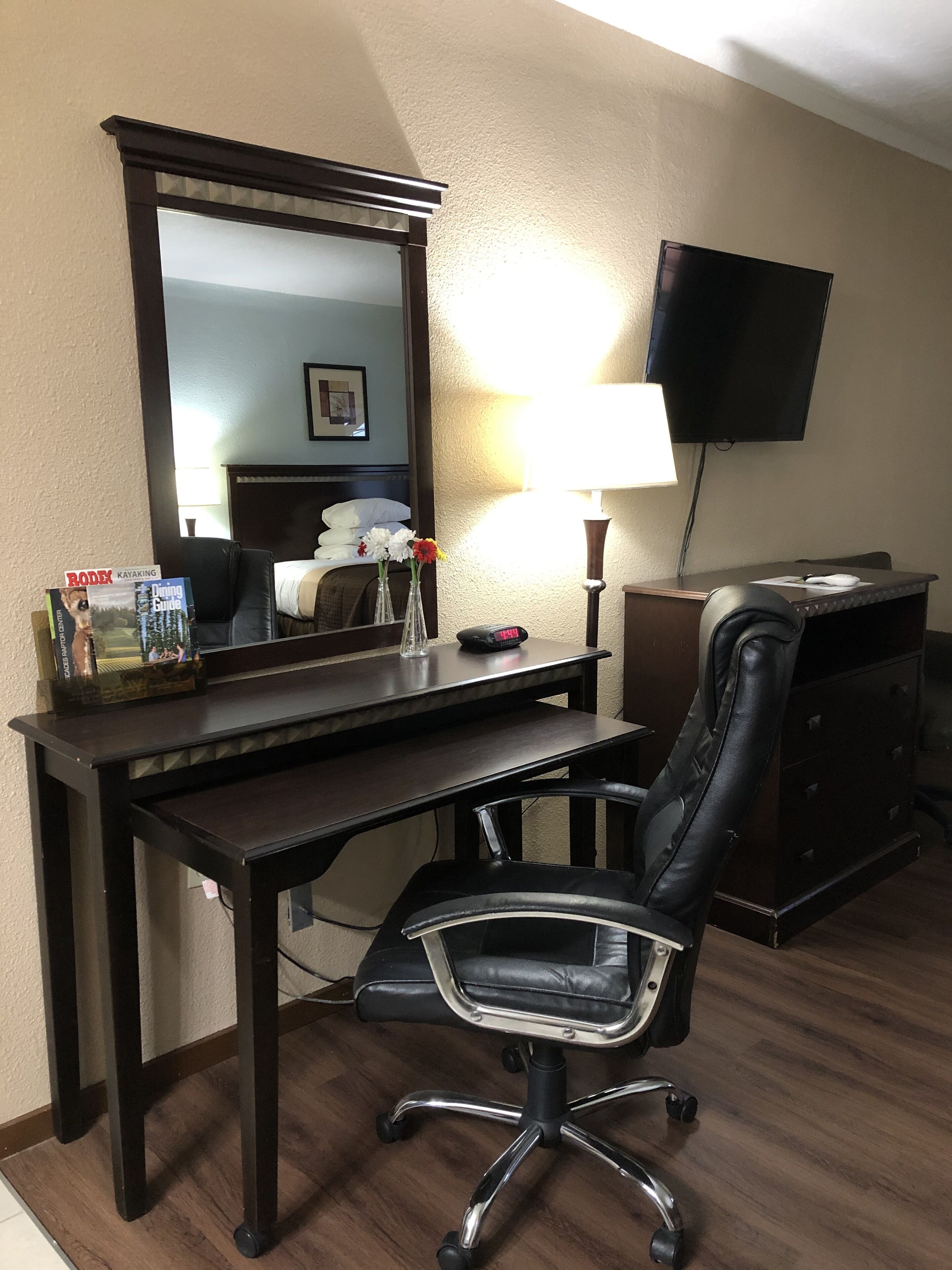 deluxe double room | living area | 32-inch flat-screen tv with cable channels, tv