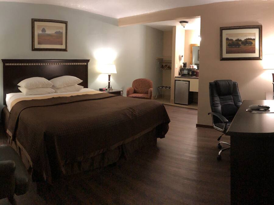 Deluxe Room, 1 King Bed | Egyptian cotton sheets, premium bedding, down duvets, desk