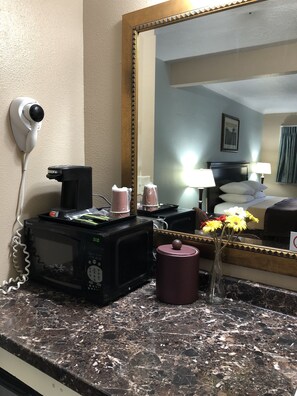 1 King Bed, Non-Smoking Room | Egyptian cotton sheets, premium bedding, down comforters, desk - Valueinn Eugene - Airport  (Eugene)
