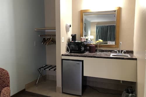 Deluxe Room, 1 King Bed | Private kitchenette