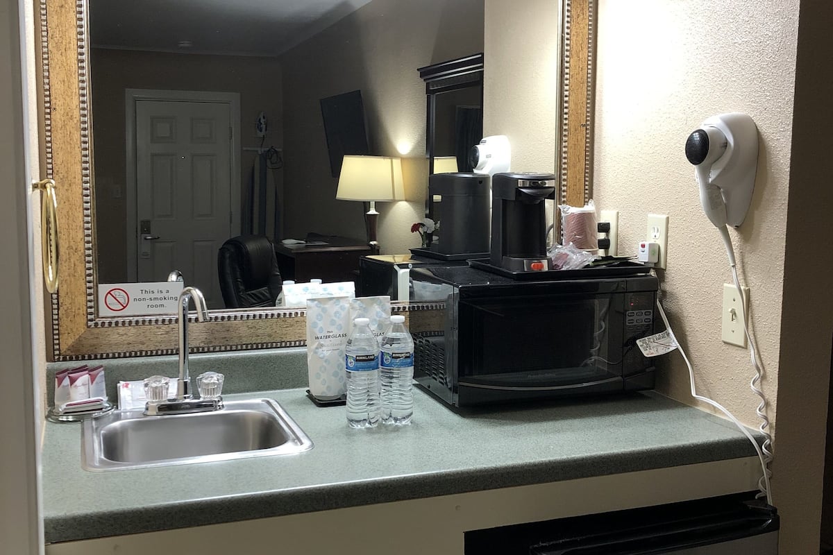 deluxe double room | private kitchenette | fridge, microwave, coffee/tea maker