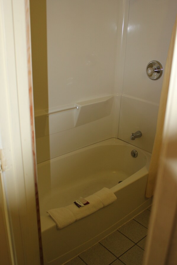 Bathroom shower - Nite Inn Eugene (Eugene)