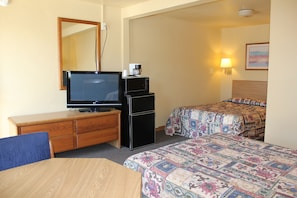 Två dubbelsängar | Skrivbord, strykjärn/strykbräda och gratis wi-fi