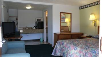 Standard Room, 1 Queen Bed | Desk, iron/ironing board, free WiFi