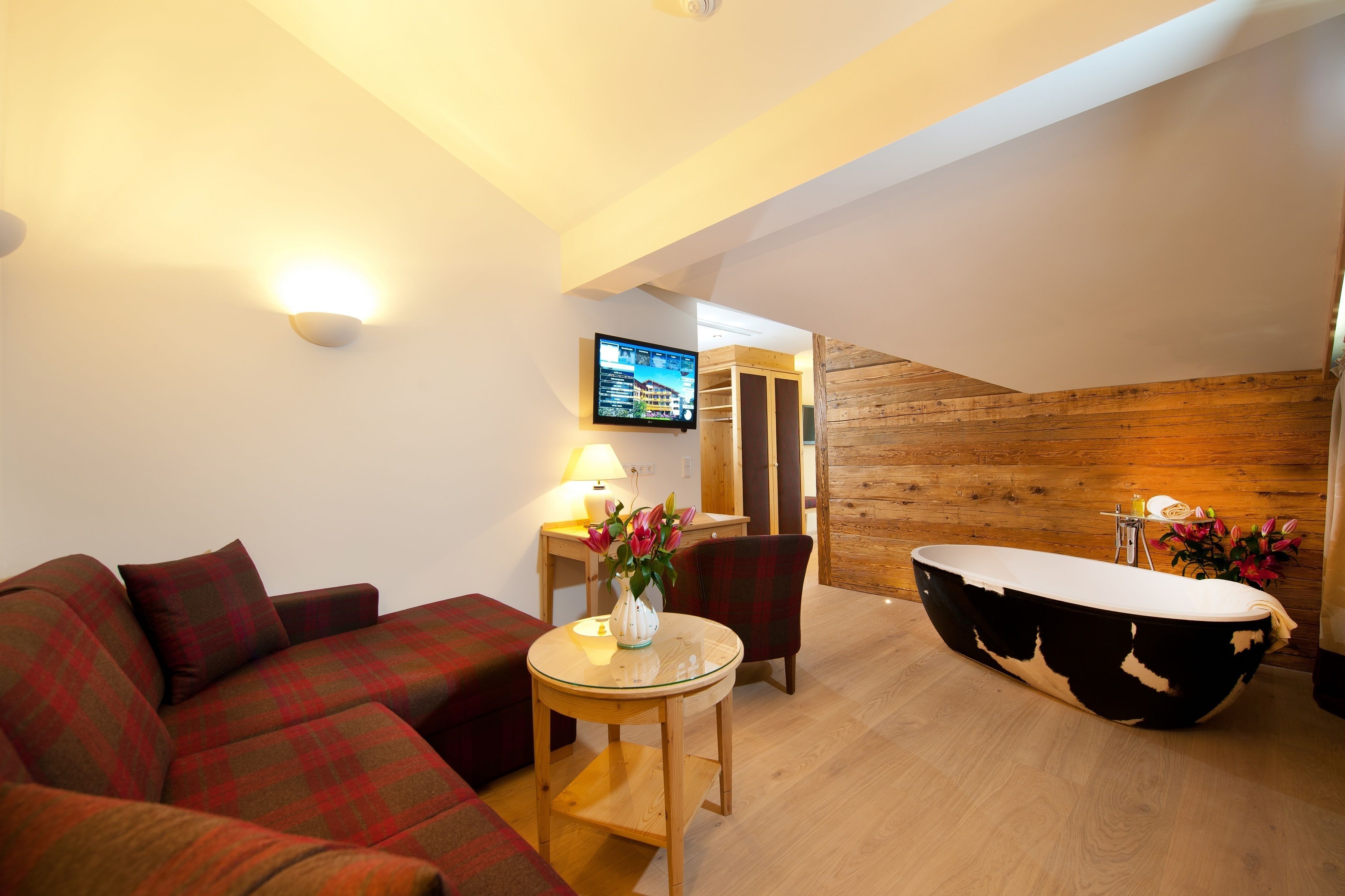 junior suite (honeymoon) | living area | flat-screen tv, mp3 dock