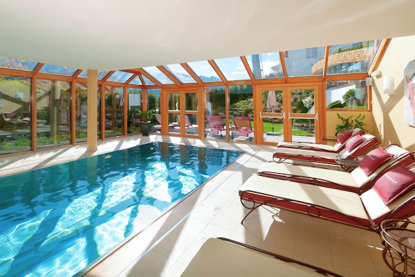 Kolam renang tertutup, kerusi lepak pantai