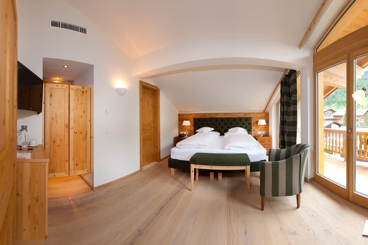 xx | premium bedding, down duvets, pillow-top beds, minibar