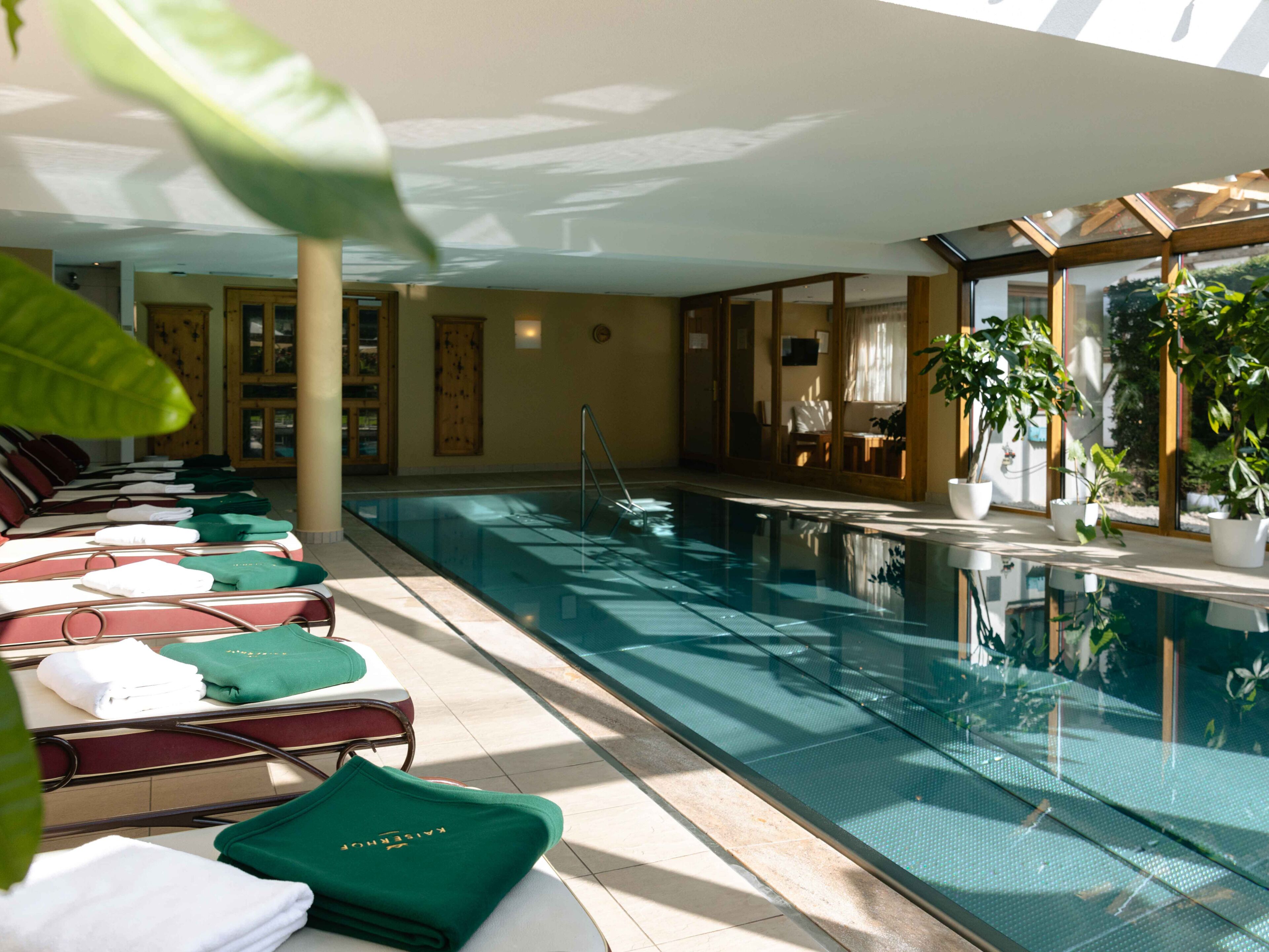 Piscine couverte, chaises longues